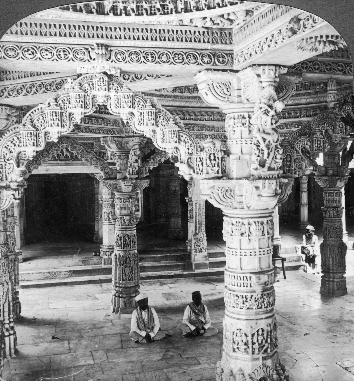 Interiér chrámu Vimala Sah, Mount Abu, Indie, 1903. od Underwood and Underwood