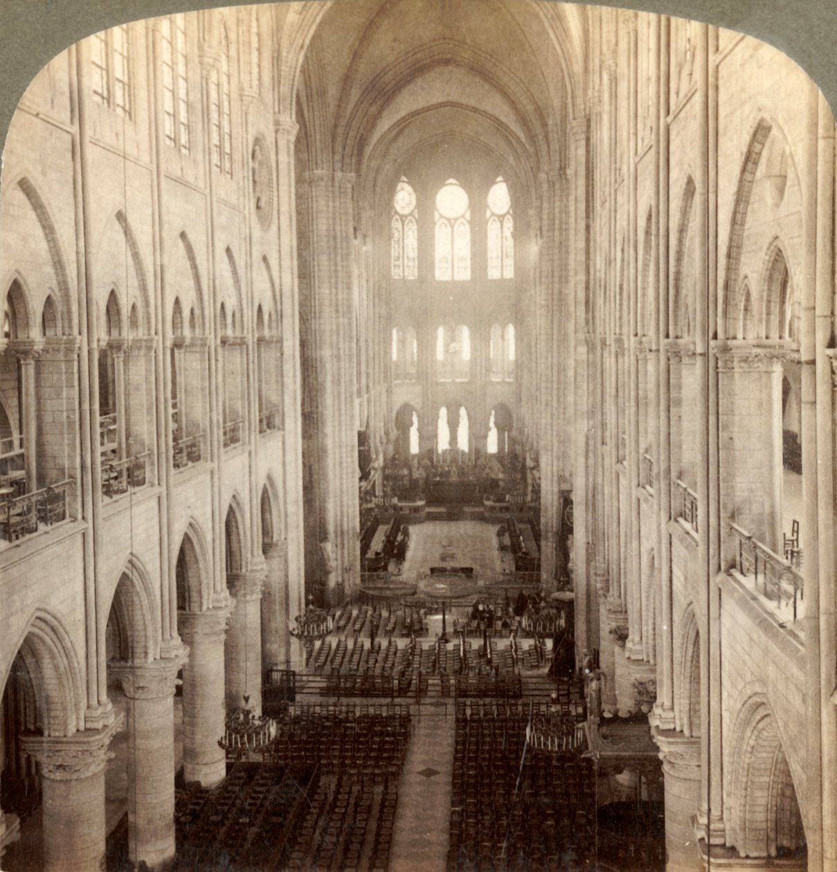 Interiér velké katedrály Notre Dame, Paříž, Francie, 1900. od Underwood and Underwood