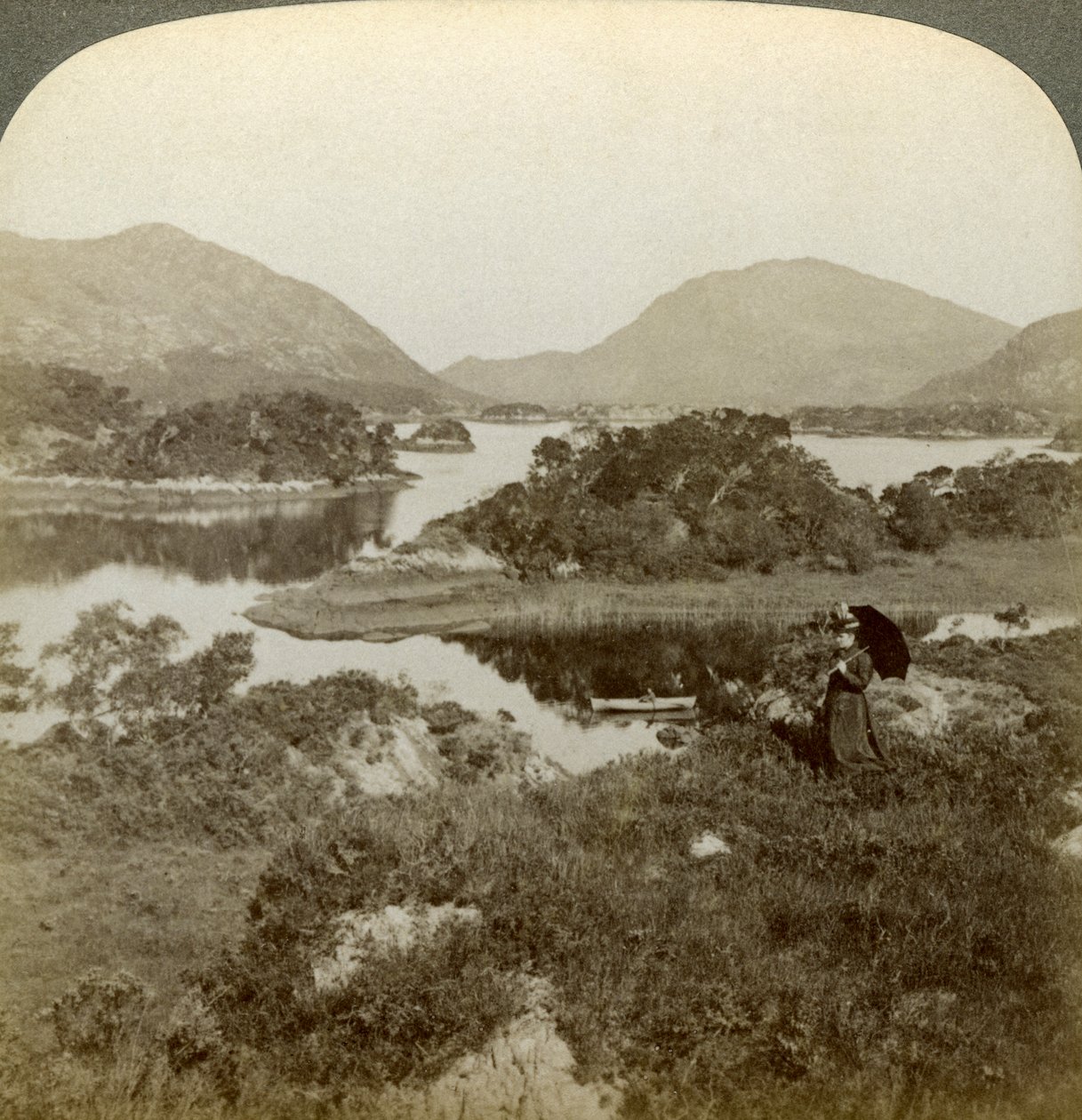 Ostrovy a Upper Lake, Killarney, Irsko. od Underwood and Underwood