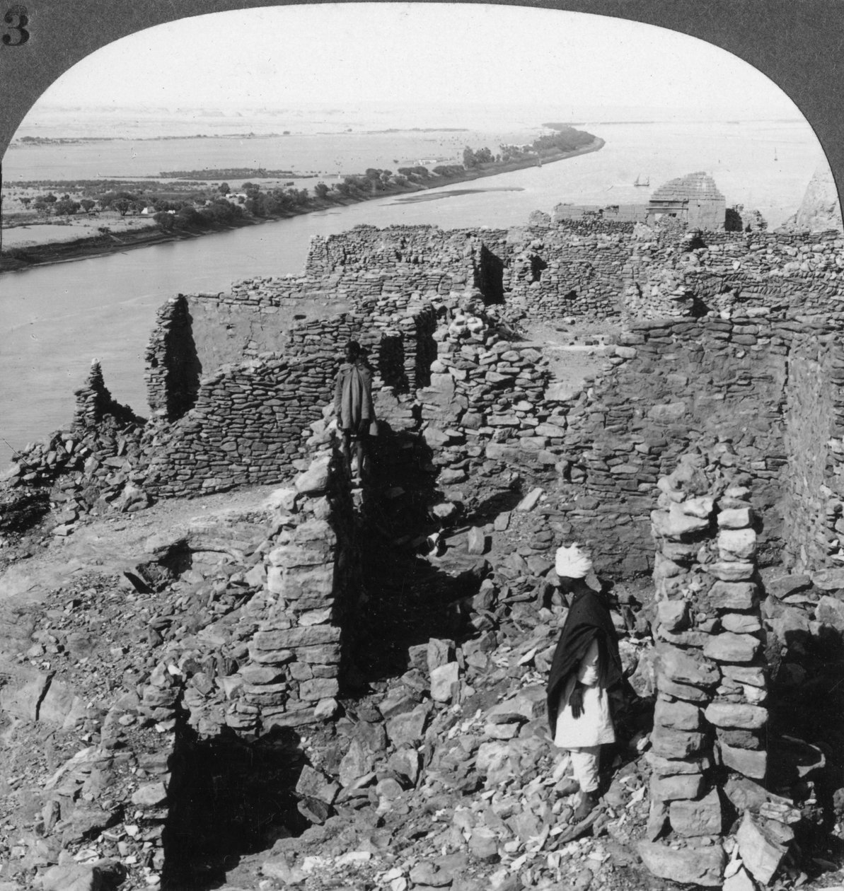 Kasr Qasr Ibrim a pohled po Nilu v Núbii, Egypt, 1905. od Underwood and Underwood
