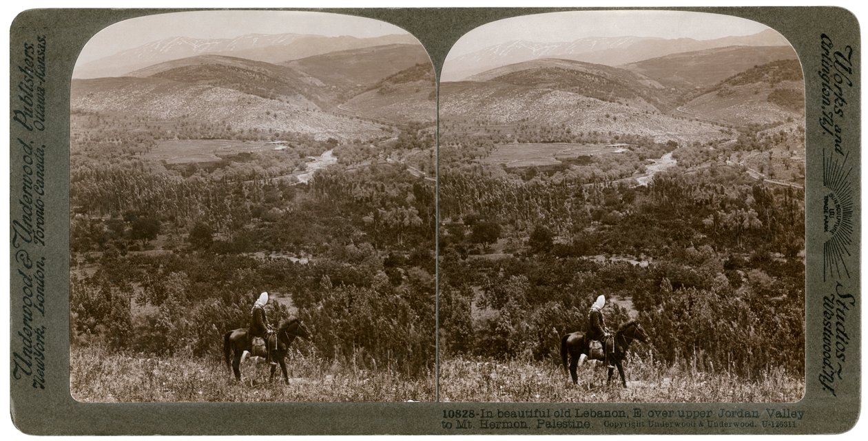 Libanon, při pohledu na východ přes horní údolí Jordánu k hoře Hermon, 1900. od Underwood and Underwood