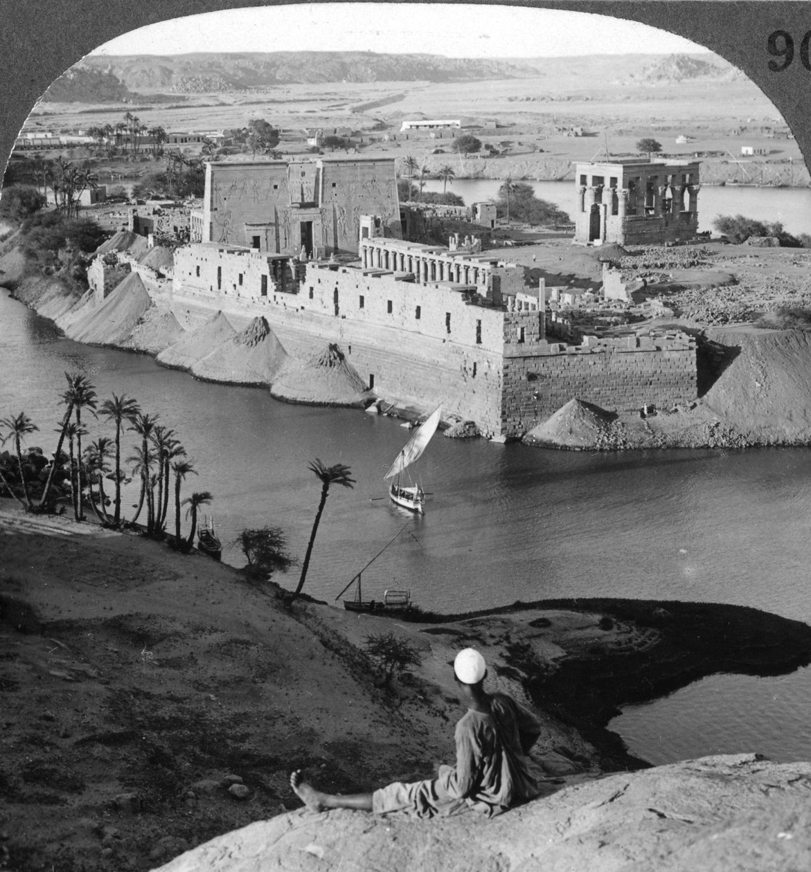 Pohled dolů na ostrov Philae a jeho chrámy, Egypt, 1905. od Underwood and Underwood