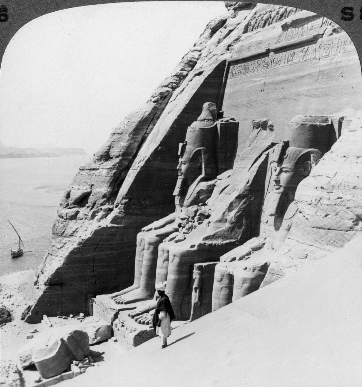 Pohled dolů na řeku za přední částí chrámu Abu Simbel, Egypt, 1905. od Underwood and Underwood