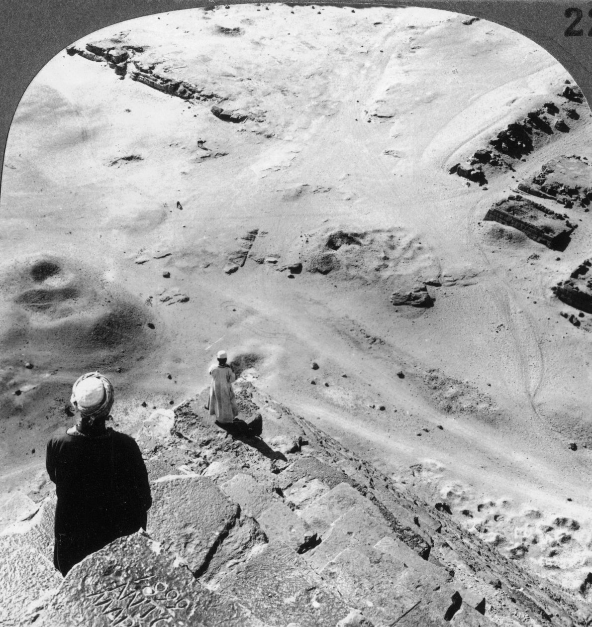 Pohled dolů na jihozápadní roh Velké pyramidy, Egypt, 1905. od Underwood and Underwood