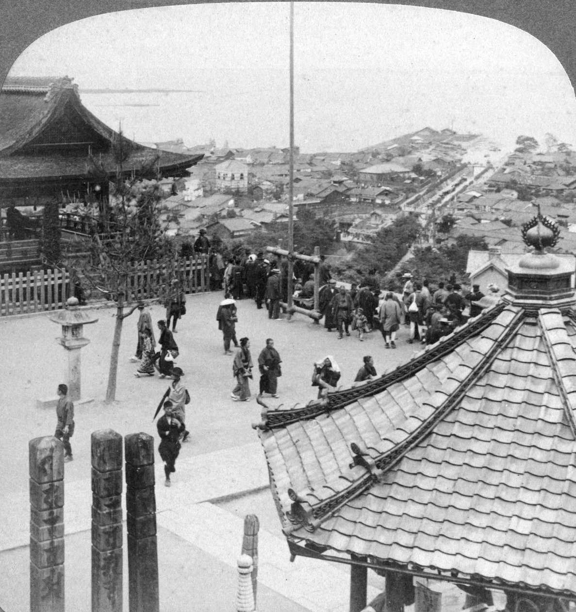 Pohled na východ od chrámu Mildera přes Otsu a jezero Biwa, Japonsko, 1904. od Underwood and Underwood