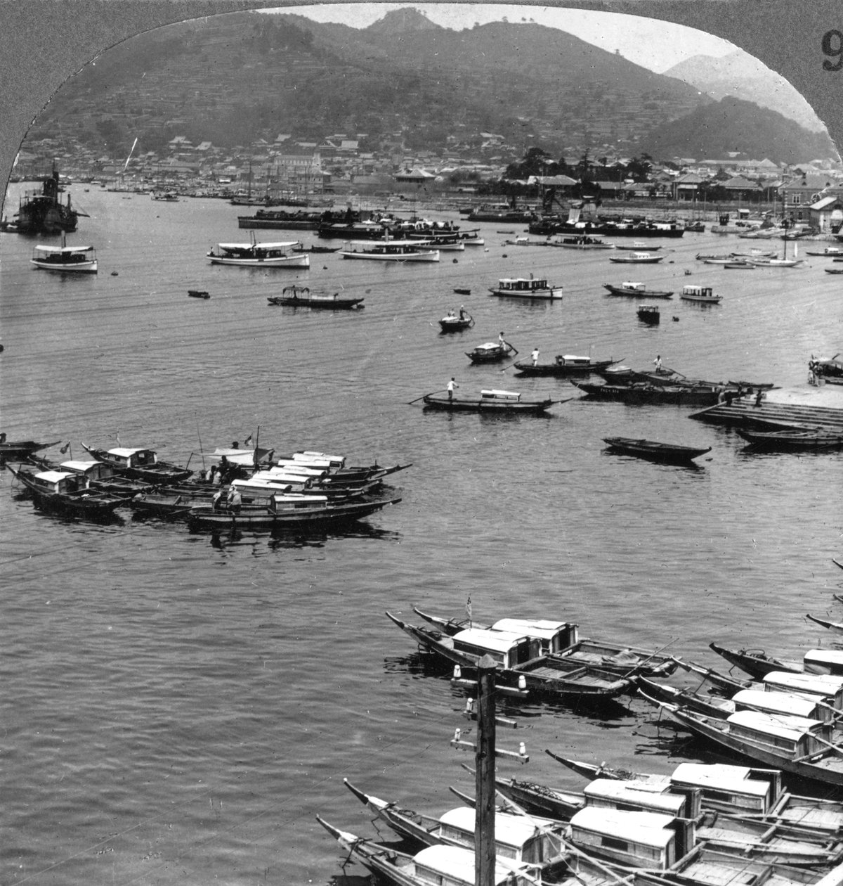 Pohled na sever přes plavidla v přístavu Nagasaki, Japonsko, 1904. od Underwood and Underwood