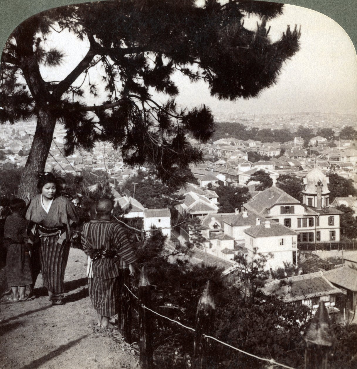 Při pohledu na jihovýchod z borovicí korunovaných výšin Suwa-yama nad Kobe, Japonsko, 1904 od Underwood and Underwood