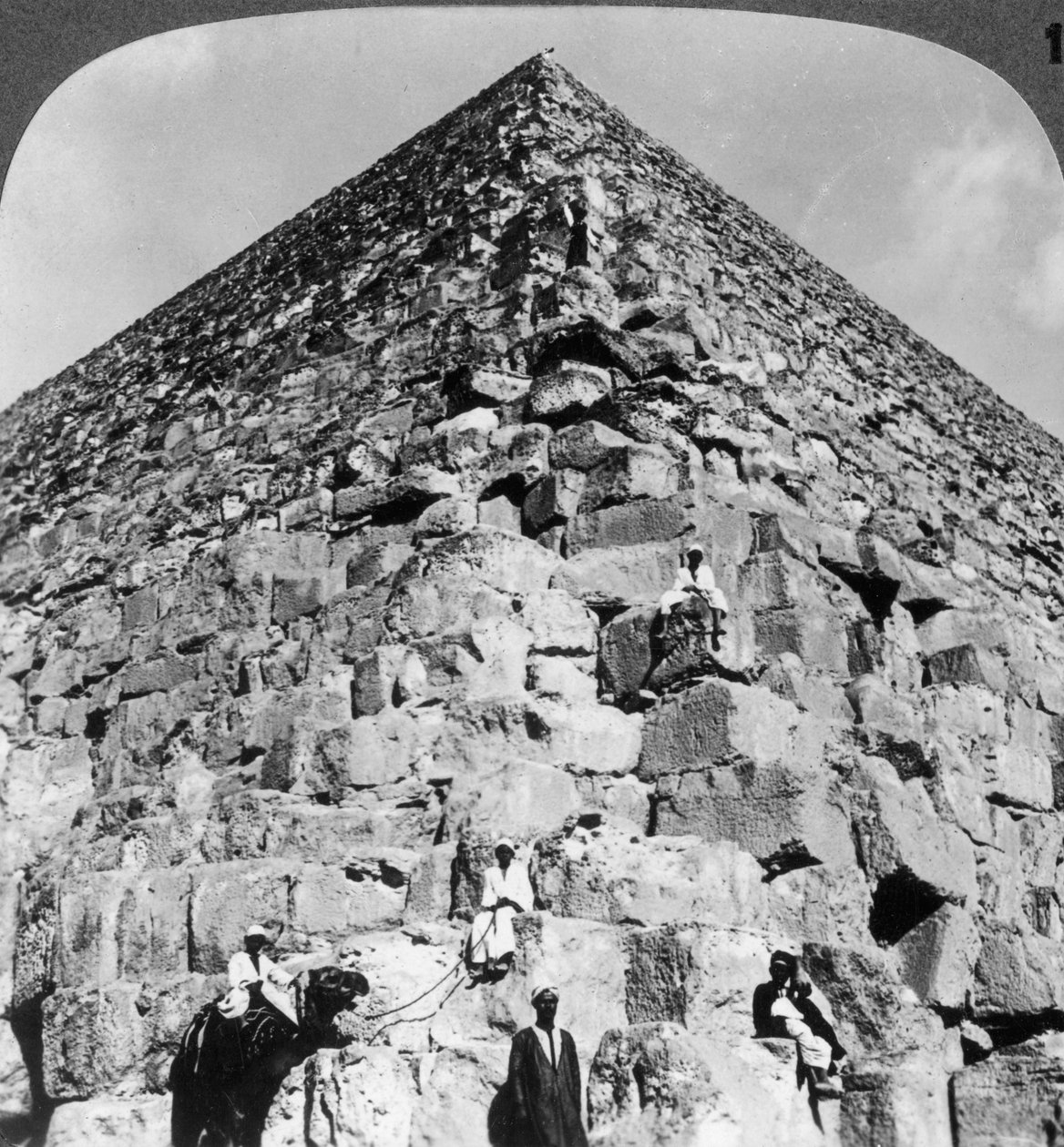Pohled do severovýchodního rohu Velké pyramidy, Egypt, 1905. od Underwood and Underwood