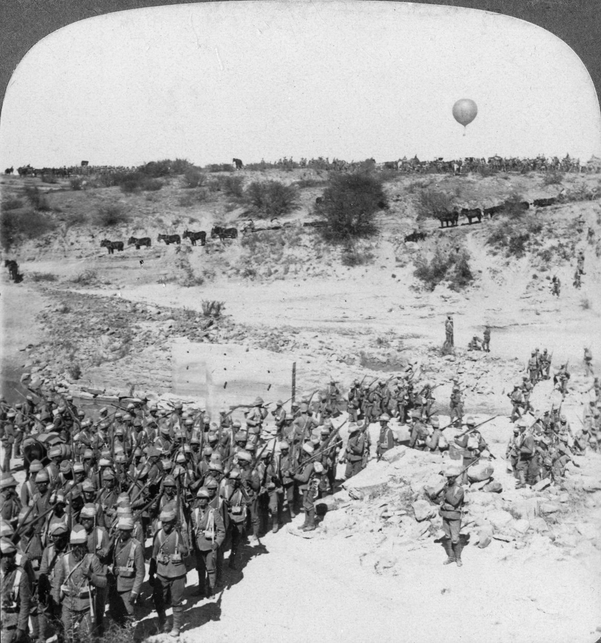 Pěchota lorda Robertse překračující řeku Zand, Jižní Afrika, 1900. od Underwood and Underwood