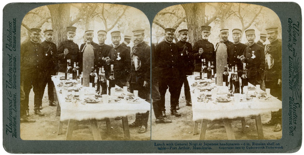 Oběd s generálem Nogim v japonském velitelství, Port Arthur, Manchuria, 1904. od Underwood and Underwood
