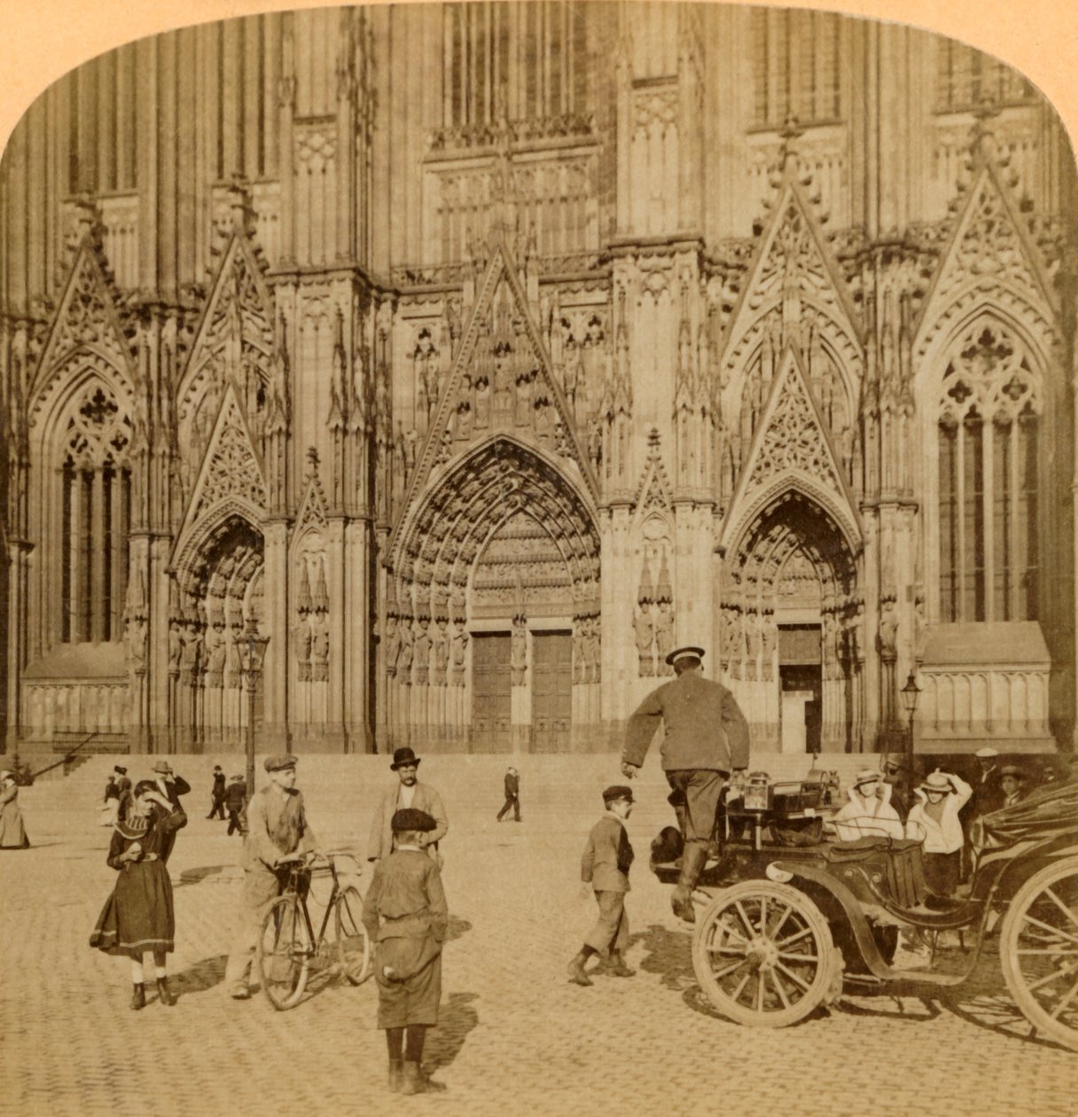Hlavní portál a bohatě zdobené průčelí, katedrála, Kolín nad Rýnem, Německo, 1902. od Underwood and Underwood