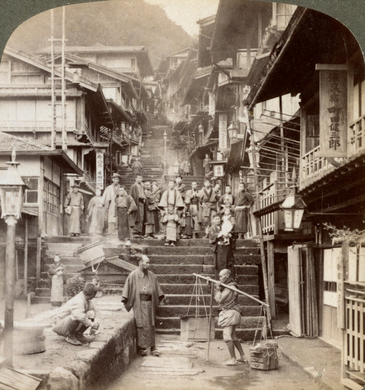 Hlavní ulice po strmé straně hory Haruna u slavné vesnice horkých pramenů, Ikao, Japonsko, 1904. od Underwood and Underwood