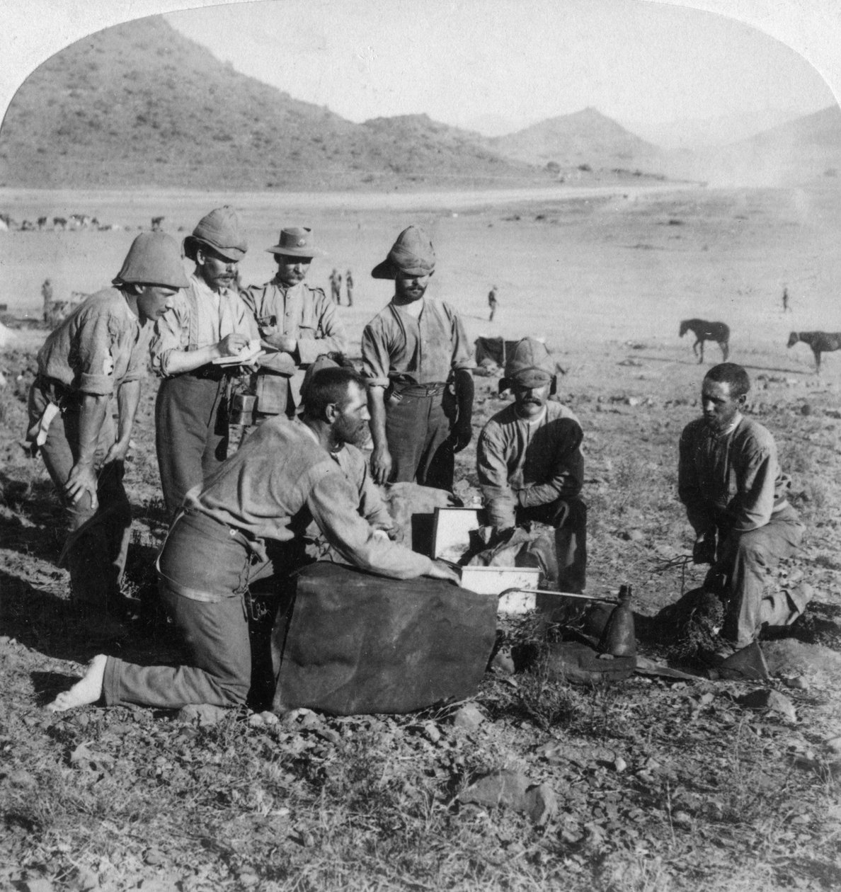 Výroba plynu pro jeden z válečných balónů v Slingersfontein, Jižní Afrika, Búrská válka, 1900. od Underwood and Underwood