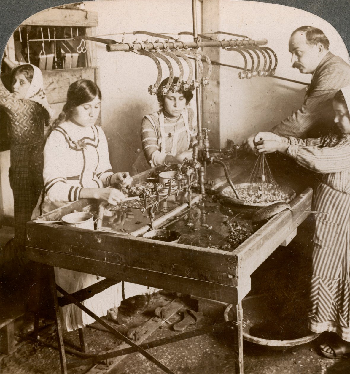 Výroba hedvábí, Sýrie, 1900s. od Underwood and Underwood