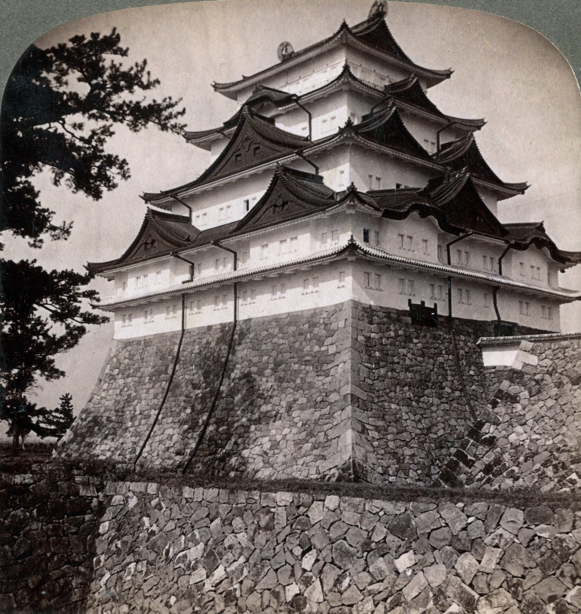 Středověký hrad s vodním příkopem japonských knížat, příležitostně používaný Mikado Nagoya, Japonsko, 1896 od Underwood and Underwood