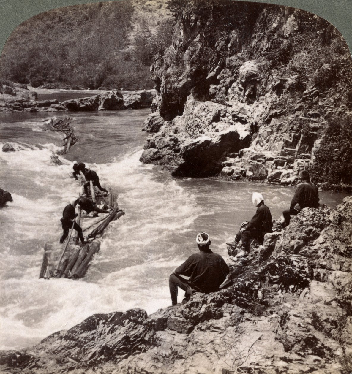 Muži na kládovém voru, střílející na Hozu Rapids na řece Katsura, Kjóto, Japonsko, 1904 od Underwood and Underwood