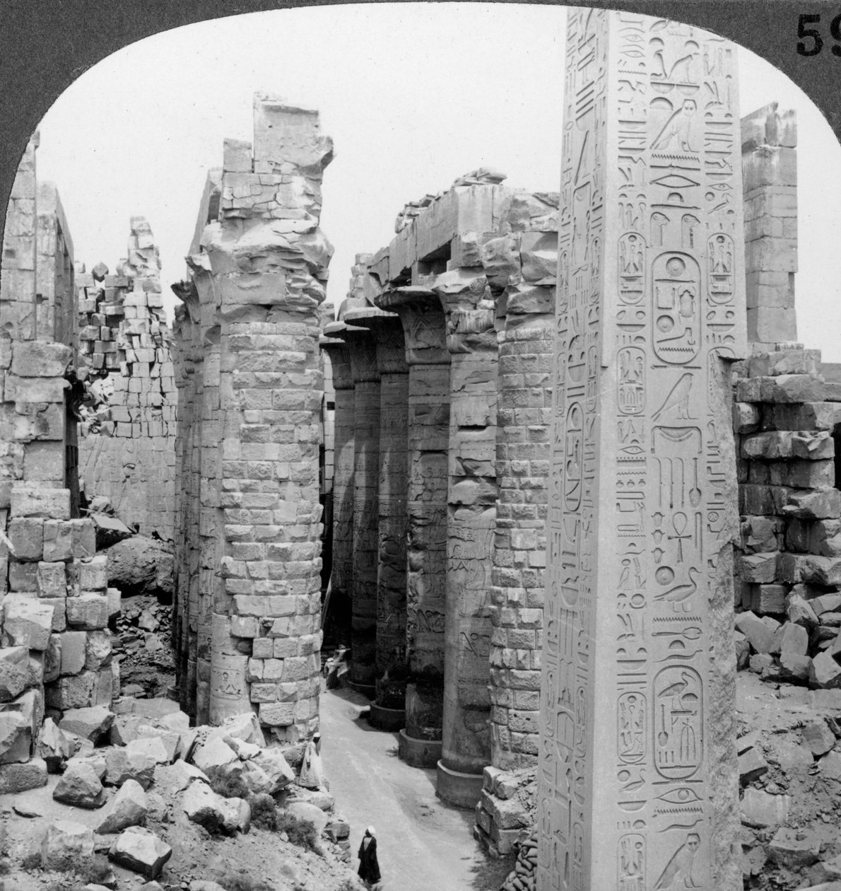 Střední ulička velkého sálu a obelisk Thutmosis I, chrám v Karnaku, Théby, Egypt, 1905. od Underwood and Underwood