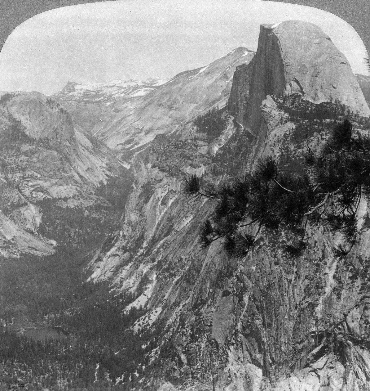 Mirror Lake, Half Dome and Clouds Rest, Yosemite Valley, Kalifornie, USA, 1902 od Underwood and Underwood