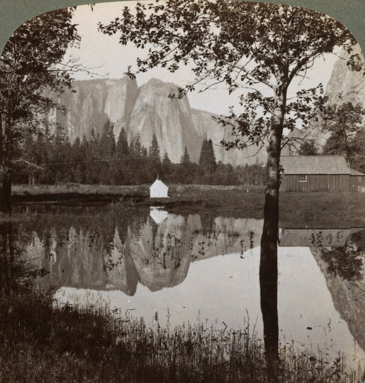Zrcadlový pohled na Cathedral Rocks, Yosemite Valley, Kalifornie, USA, 1902. od Underwood and Underwood
