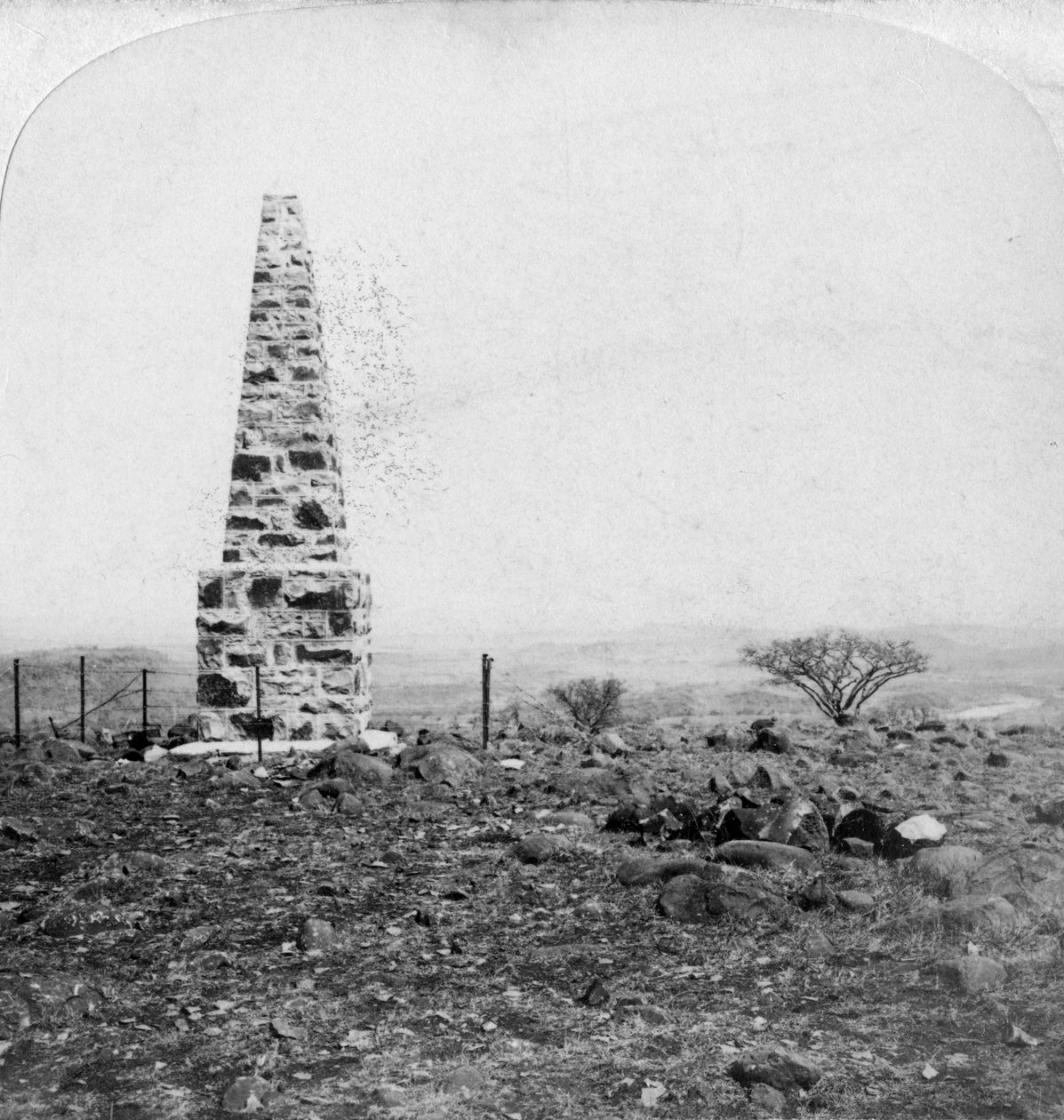 Památník 27. Inniskillings, Harts Hill, poblíž Colenso, Natal, Jižní Afrika, Búrská válka, 1901 od Underwood and Underwood