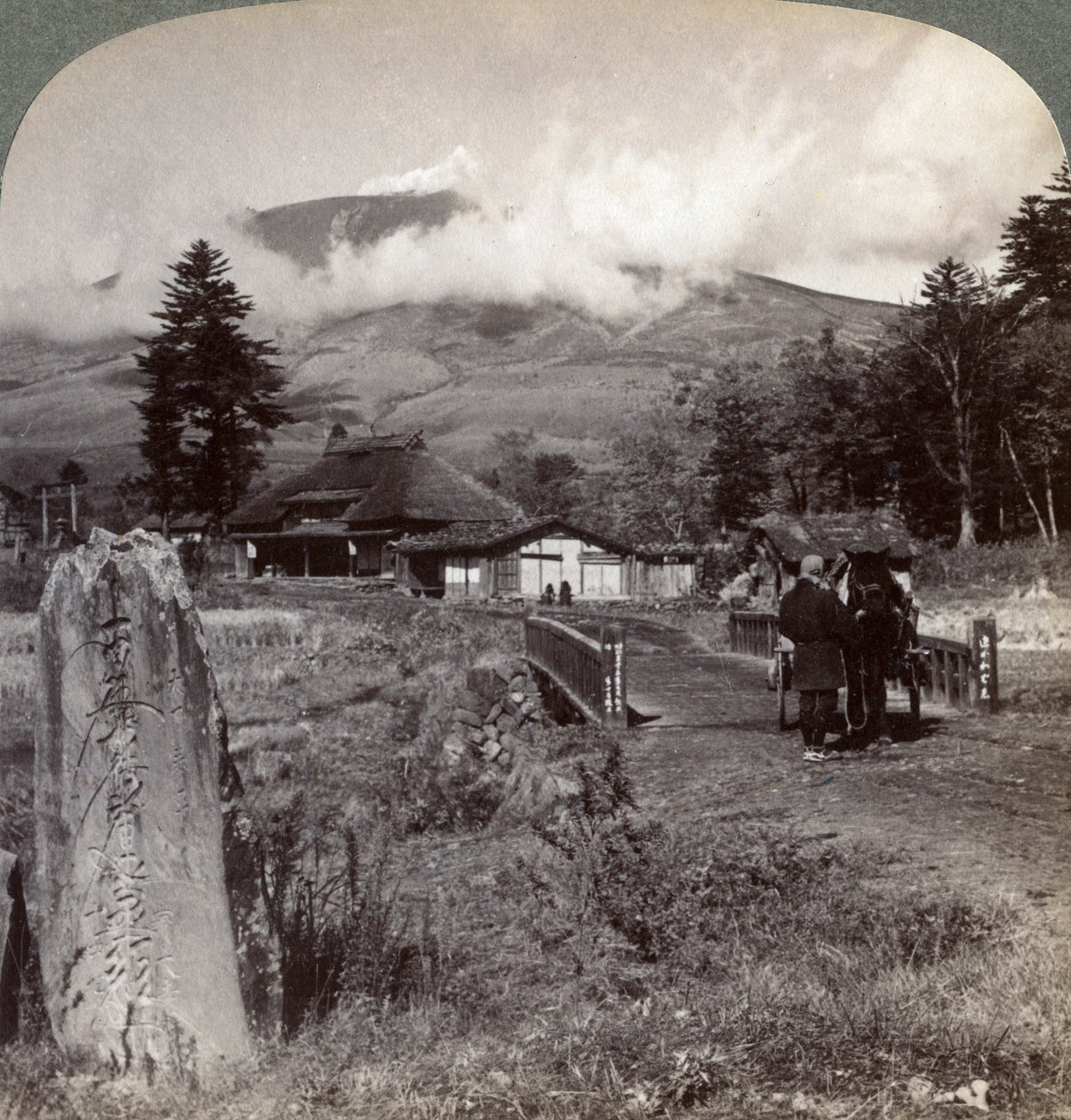 Mount Asama Asamayama, největší aktivní sopka Japonska, severozápadně od Katsukake, 1904. od Underwood and Underwood