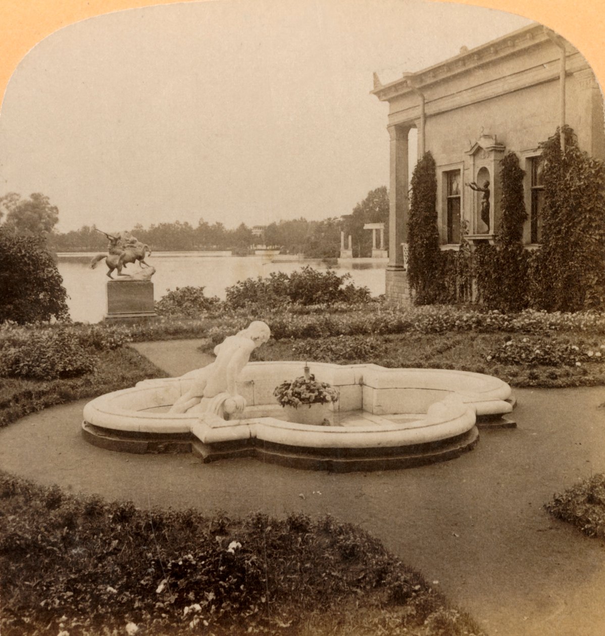Narcisová fontána na ostrově císařovny, Colonists Park, Palace Grounds of Peterhof, Rusko, 1898. od Underwood and Underwood