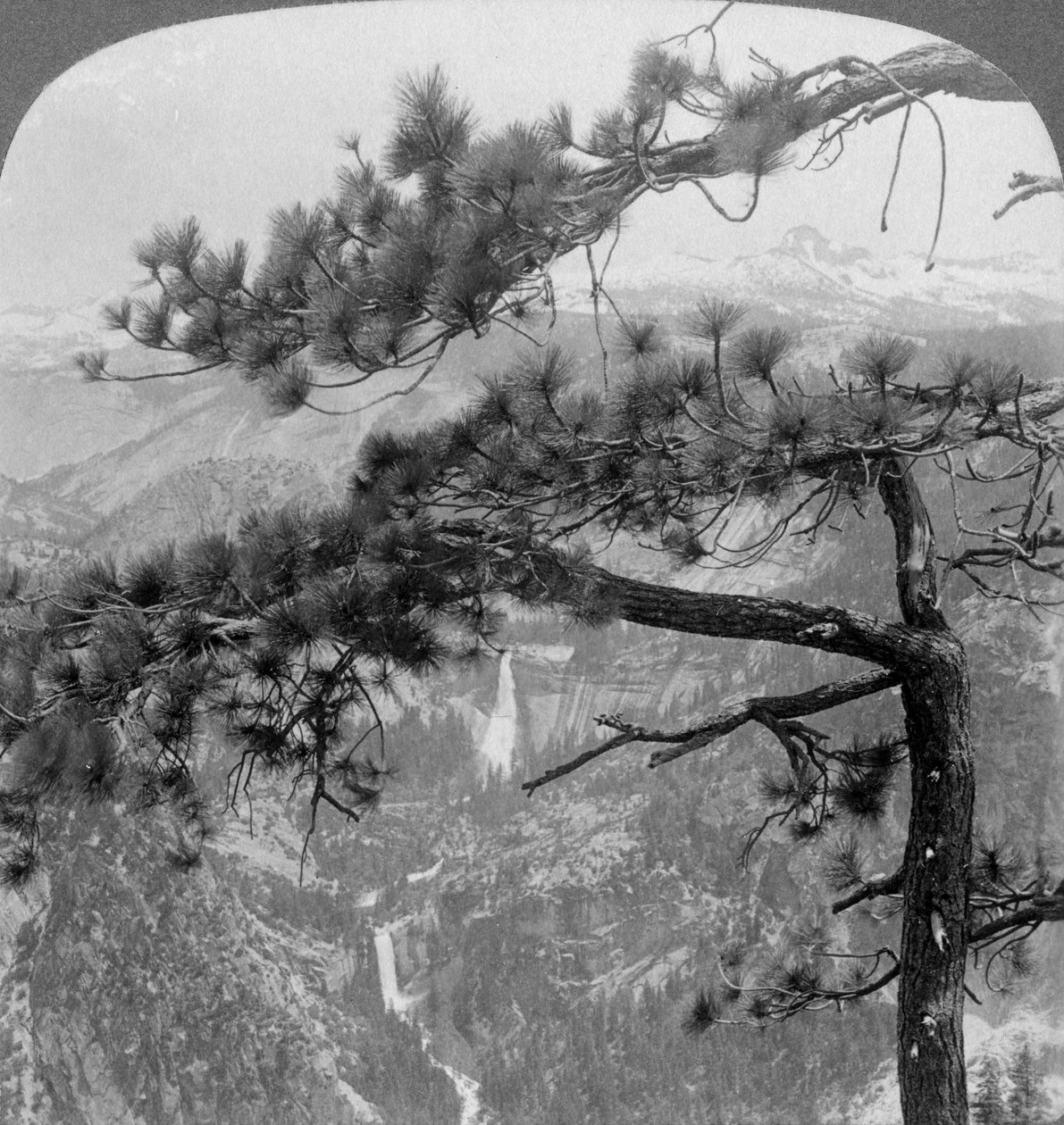 Nevada Falls, Vernal Falls a Liberty Cap, Yosemite Valley, Kalifornie, USA, 1902 od Underwood and Underwood