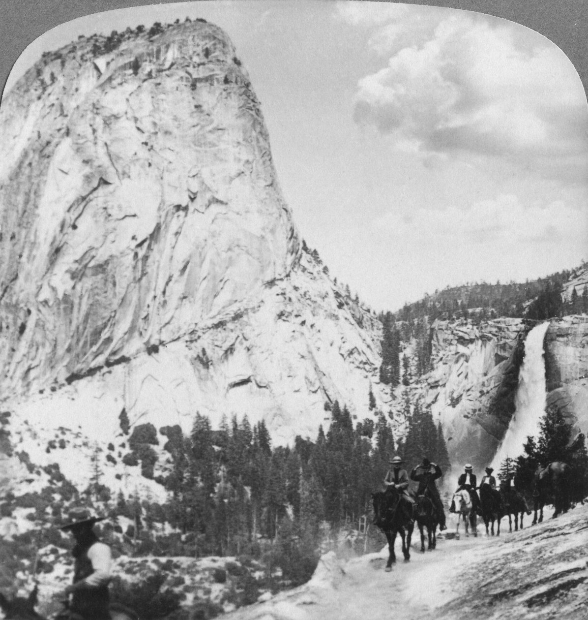 Nevada Falls a Liberty Cap ze stezky, Yosemite Valley, Kalifornie, USA, 1902 od Underwood and Underwood