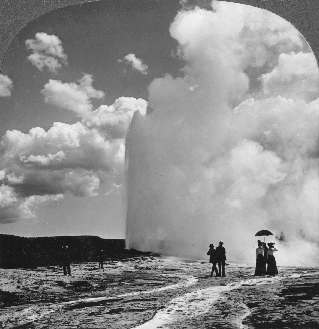 Gejzír Old Faithful, Yellowstonský národní park, USA, počátek 19. století. od Underwood and Underwood