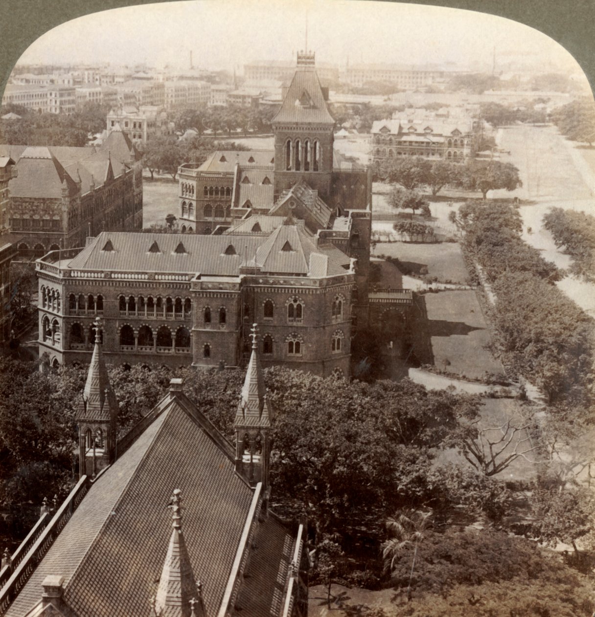 Nad univerzitou a sekretariátem Sq. věž, S. od Rajabai Tower, Bombay, Indie, 1903. od Underwood and Underwood