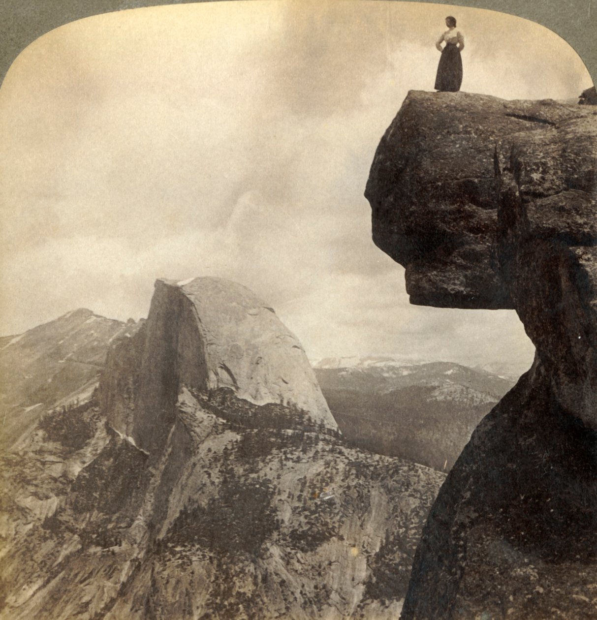 S výhledem na největší přírodní scenérii – z Glacier Point N.E. Yosemitské údolí, Kalifornie, 1902. od Underwood and Underwood