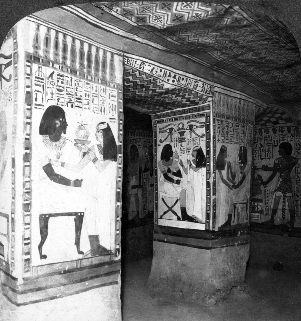 Malovaná hrobová komora vytesaná ve skále útesů v Thébách, Egypt, 1905. od Underwood and Underwood