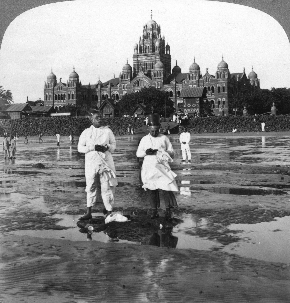 Parsis uctívající Nový měsíc, Bombaj, Indie, 1903. od Underwood and Underwood