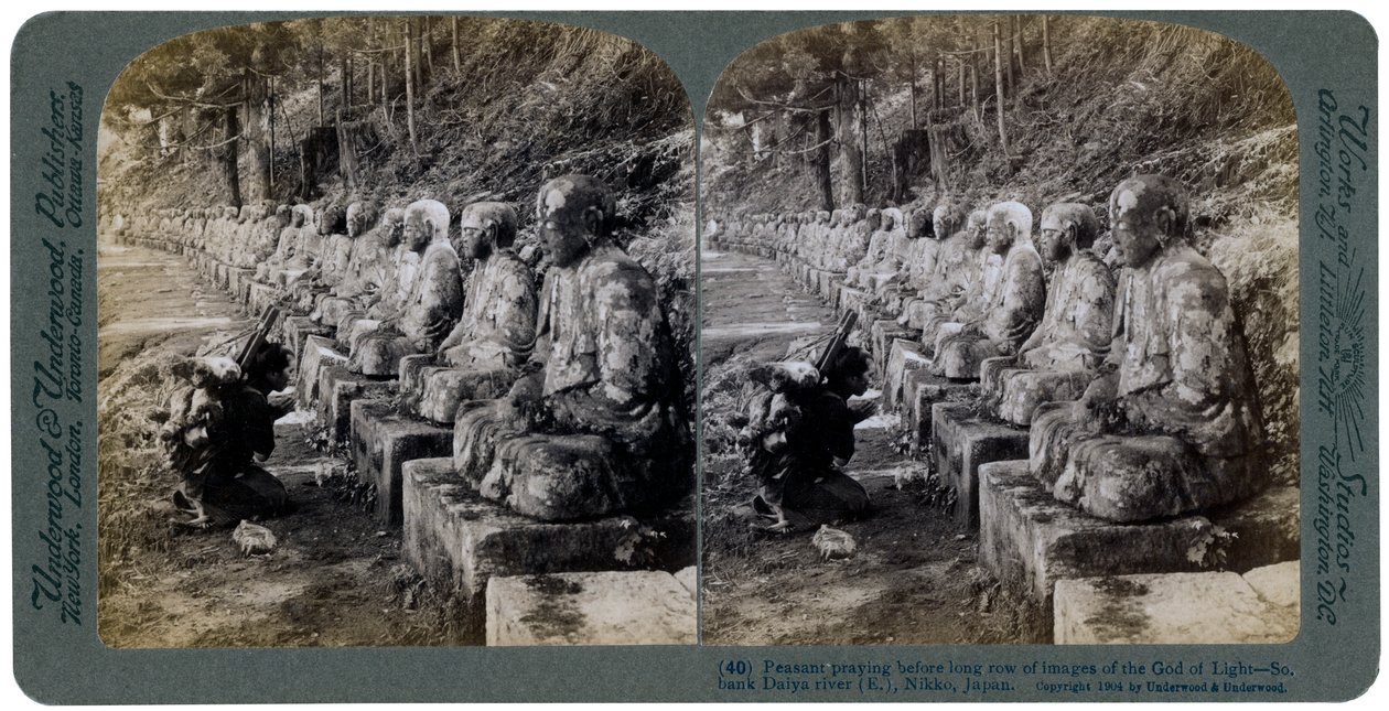 Rolník se modlí před řadou soch boha světla, řeka Daiya, Nikko, Japonsko, 1904. od Underwood and Underwood