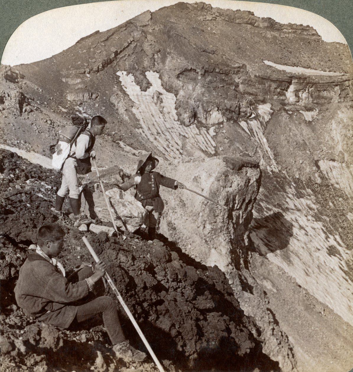Pohled z okraje pokrytého lávou dolů do kráteru Mount Fujis Fujiyamas, Japonsko, 1904. od Underwood and Underwood