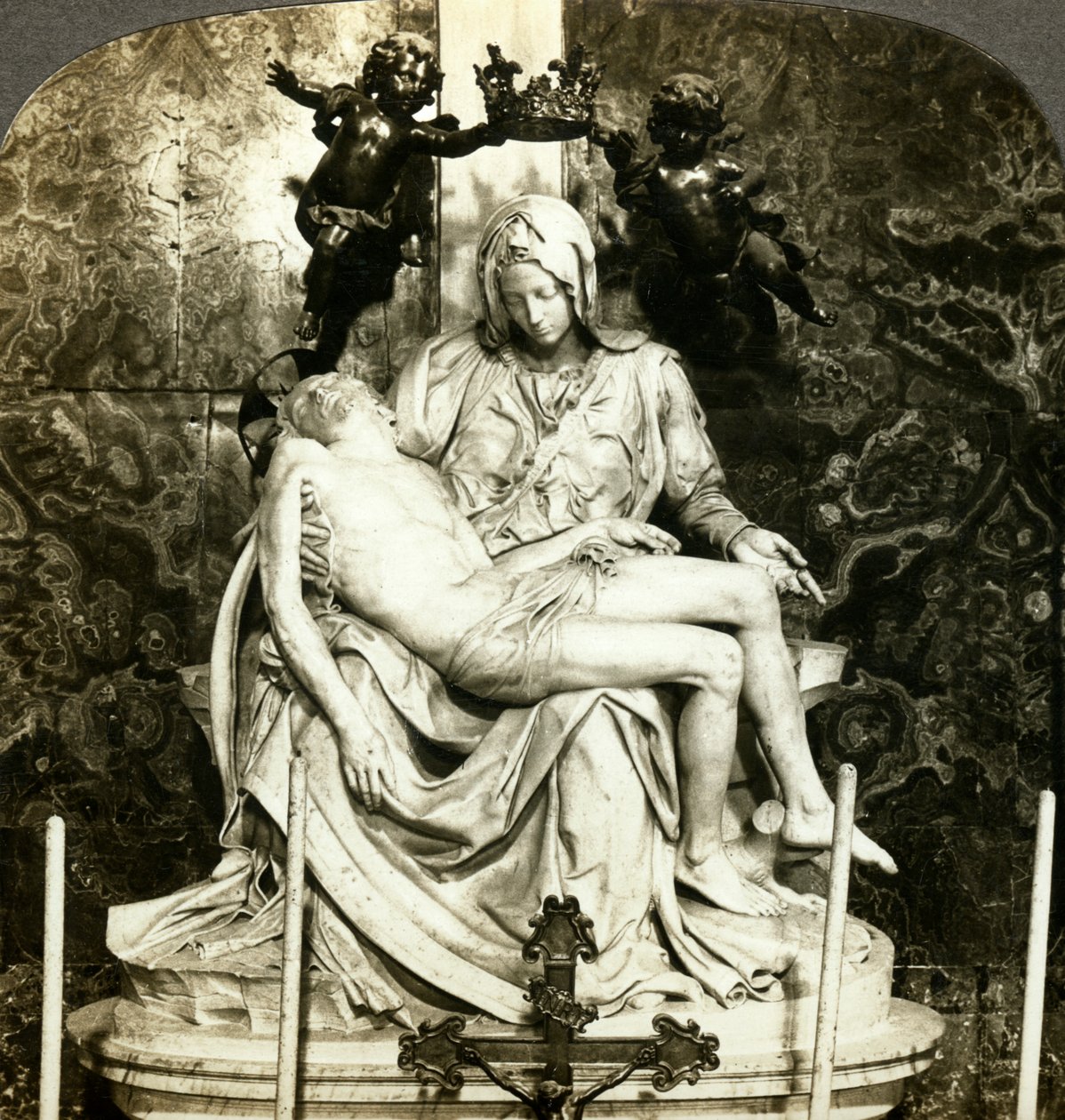 Pieta od Michelangela, Bazilika svatého Petra, Řím, Itálie. od Underwood and Underwood