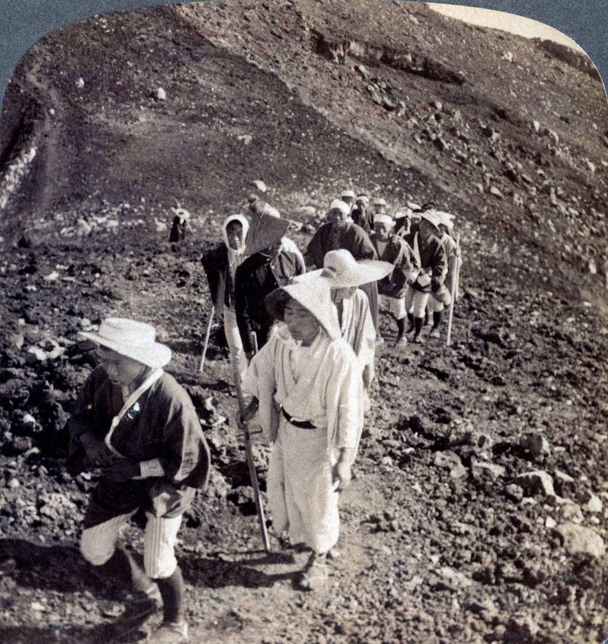 Poutníci na konci svého výstupu na horu Fuji Fujiyama, Japonsko, 1904. od Underwood and Underwood