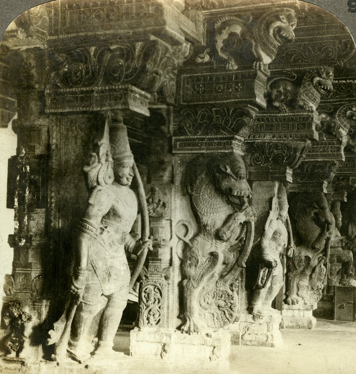 Pilíře hinduistického chrámu, Madurai, Indie, c1900. od Underwood and Underwood