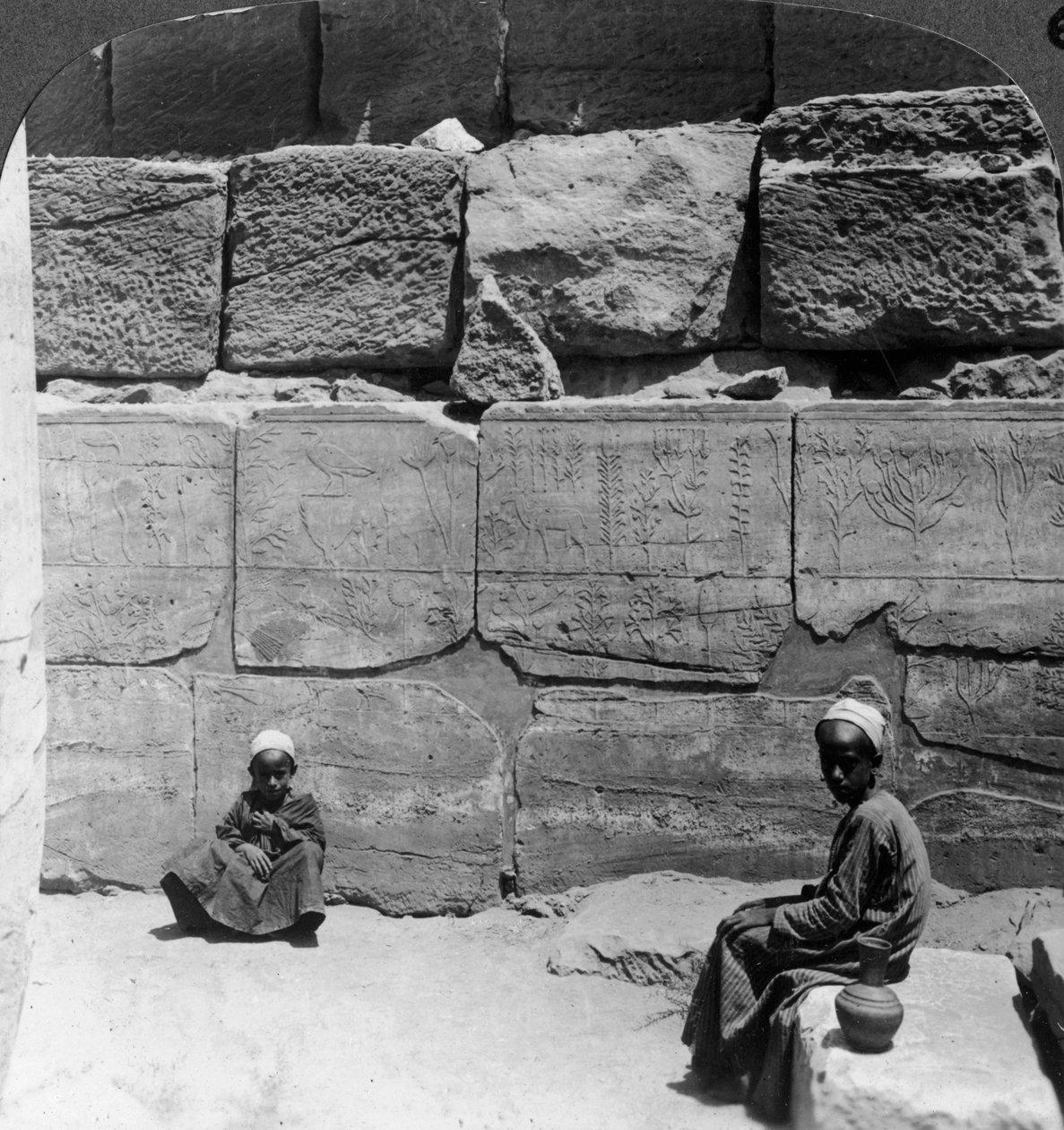 Rostliny a zvířata přivezená ze Sýrie faraony, chrám v Karnaku, Egypt, 1905. od Underwood and Underwood