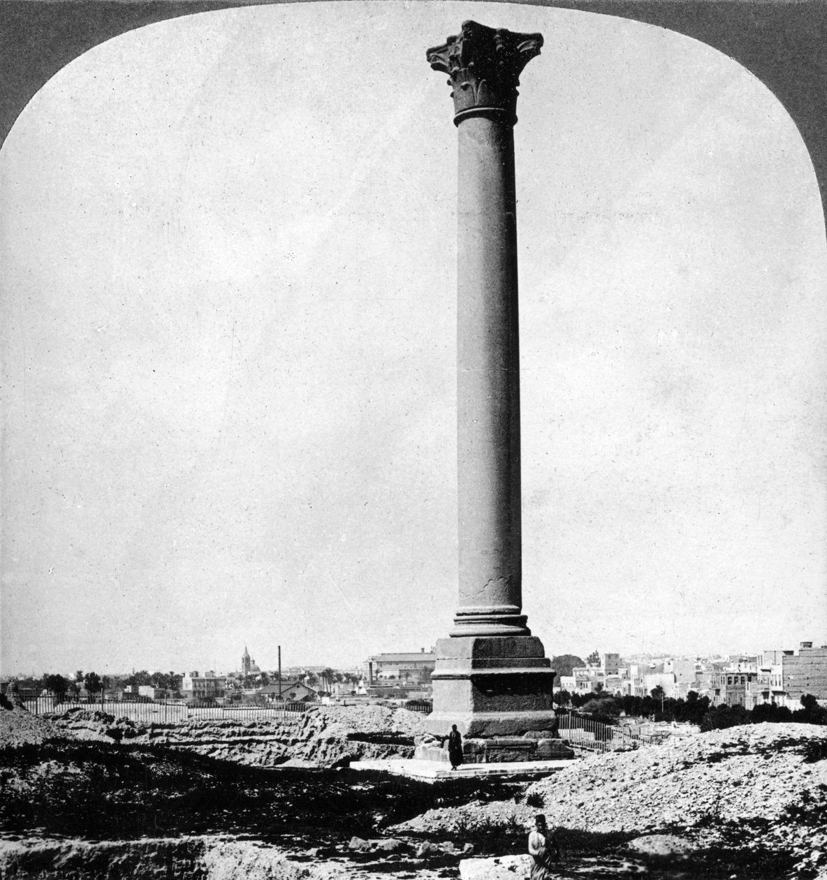 Pompeyův sloup, mezník námořníků a moderní Alexandrie, Egypt, 1905. od Underwood and Underwood
