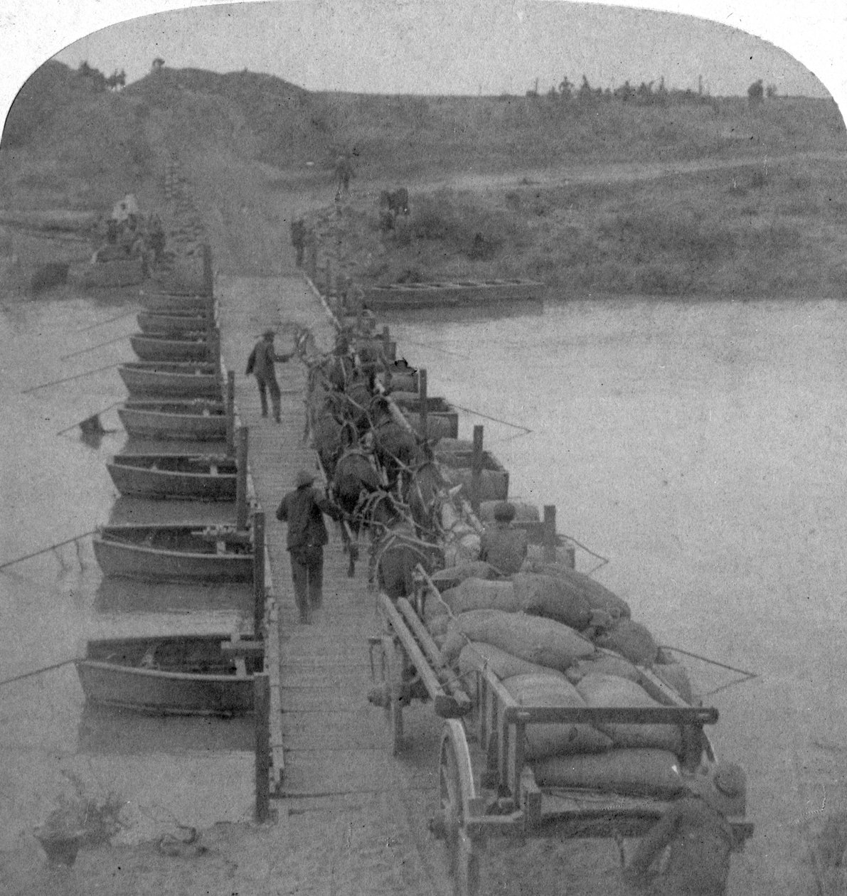 Pontonový most přes řeku Modder, Búrská válka, Jižní Afrika, 1900. od Underwood and Underwood