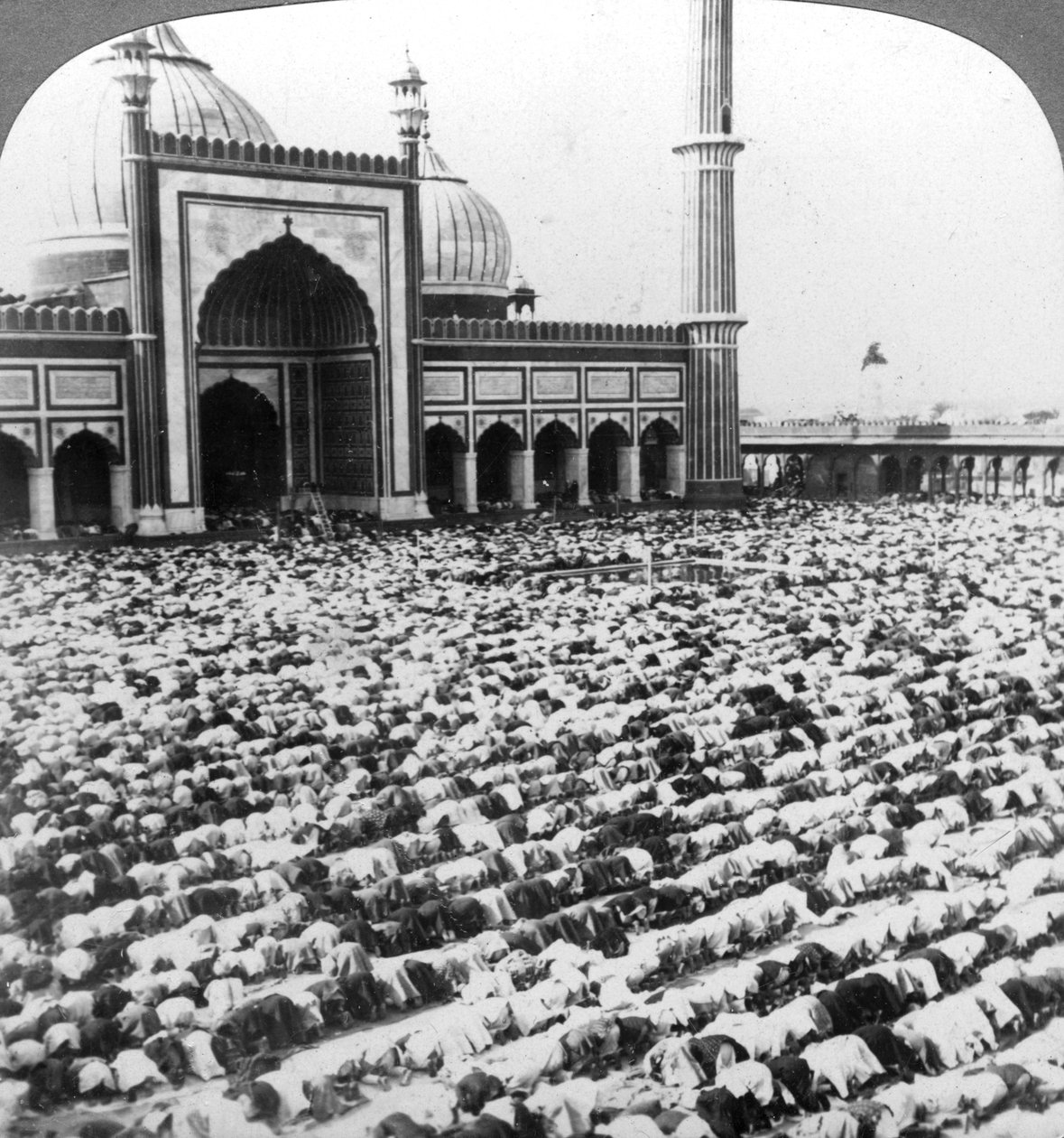 Modlitba v Jumma Musjid, Dillí, Indie, 1904. od Underwood and Underwood