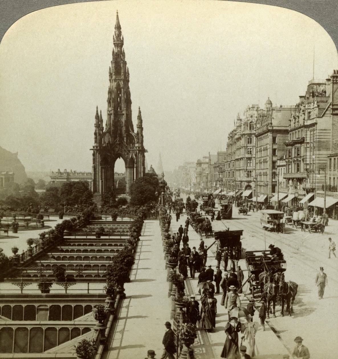 Princes Street a Scott Monument, Edinburgh, Skotsko, c konec 19. století. od Underwood and Underwood