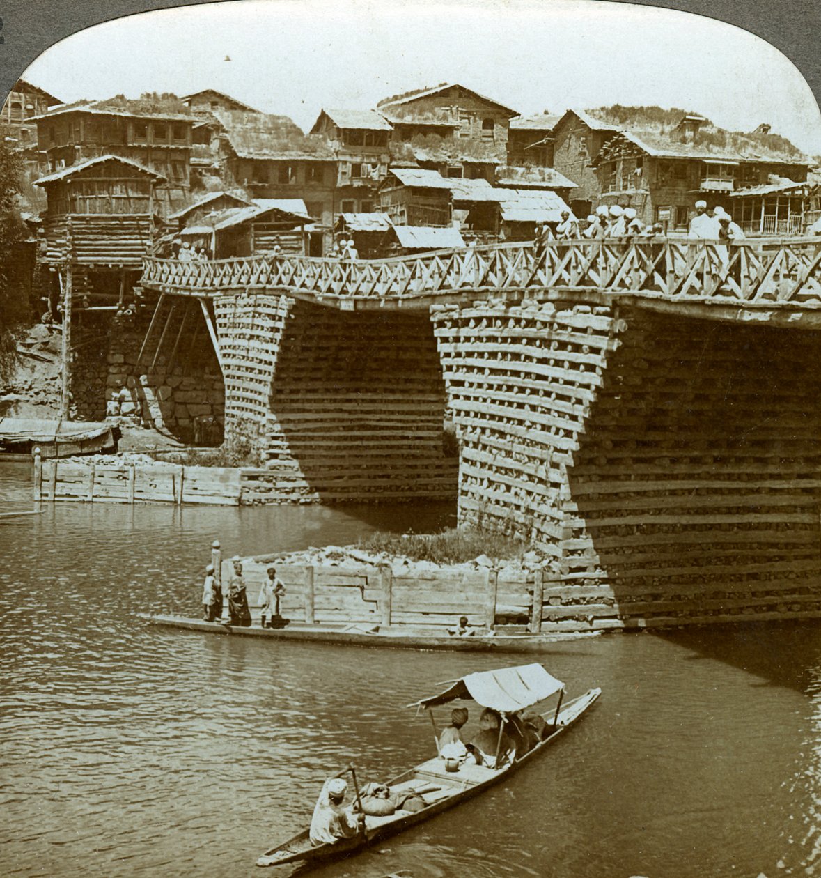 Kuriózní most a domy, město slunce, Kašmír, Indie, c1900. od Underwood and Underwood