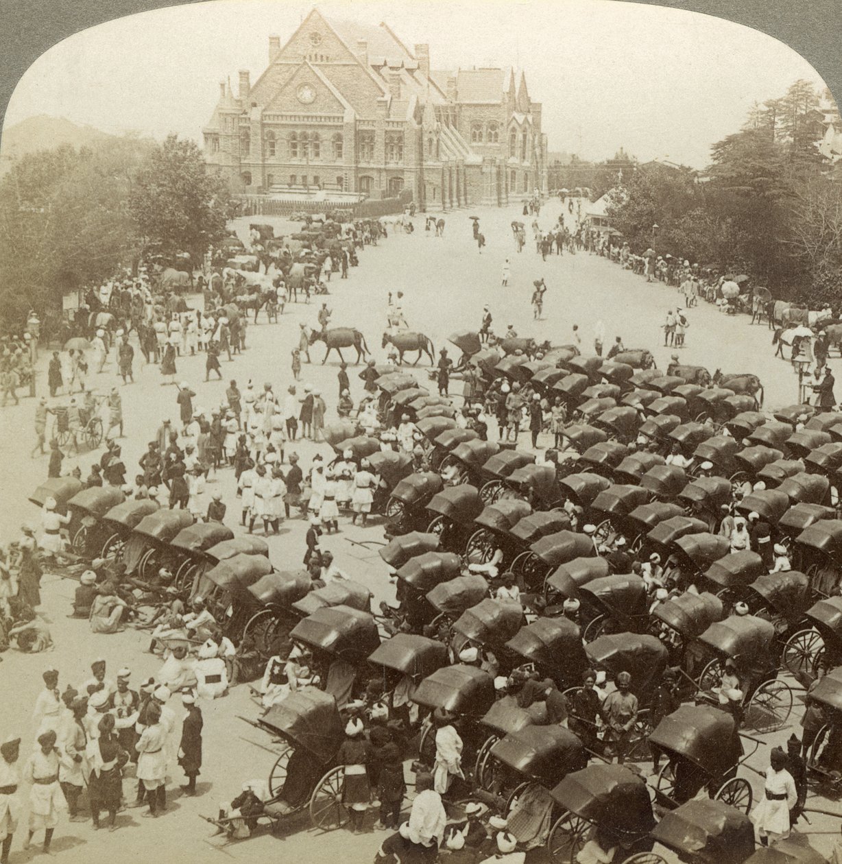 Rickshaws before Christ Church, Simla, Indie, 26. června 1902. od Underwood and Underwood