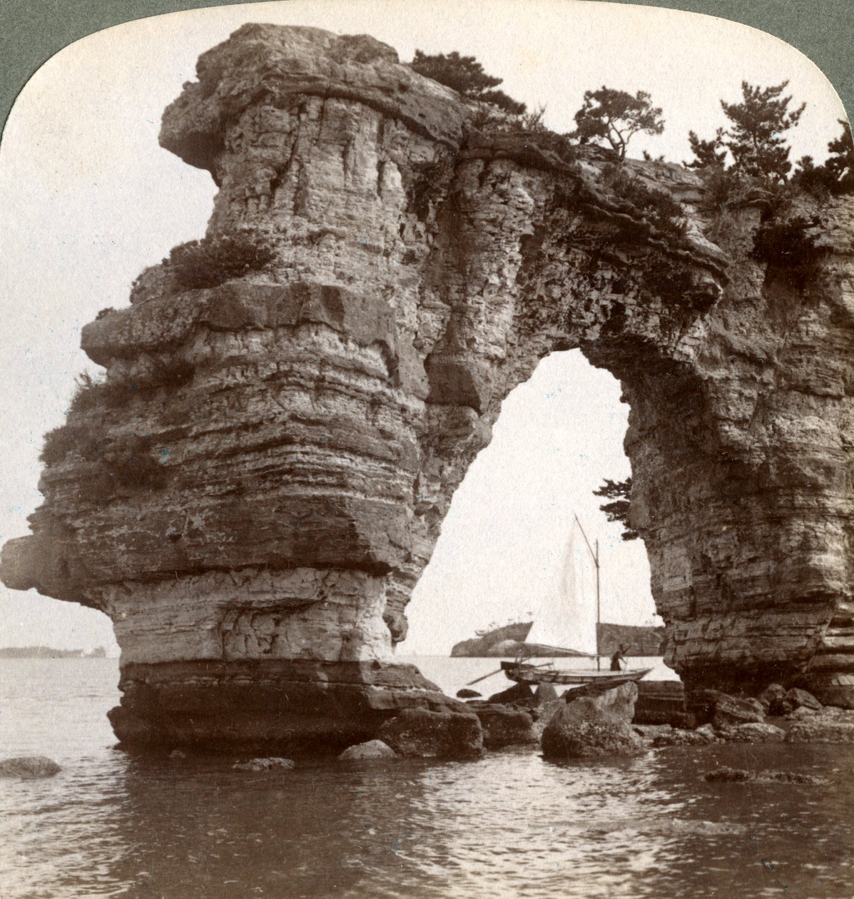 Skalní oblouk v zálivu Matsushima, jihovýchodní Japonsko, 1904. od Underwood and Underwood