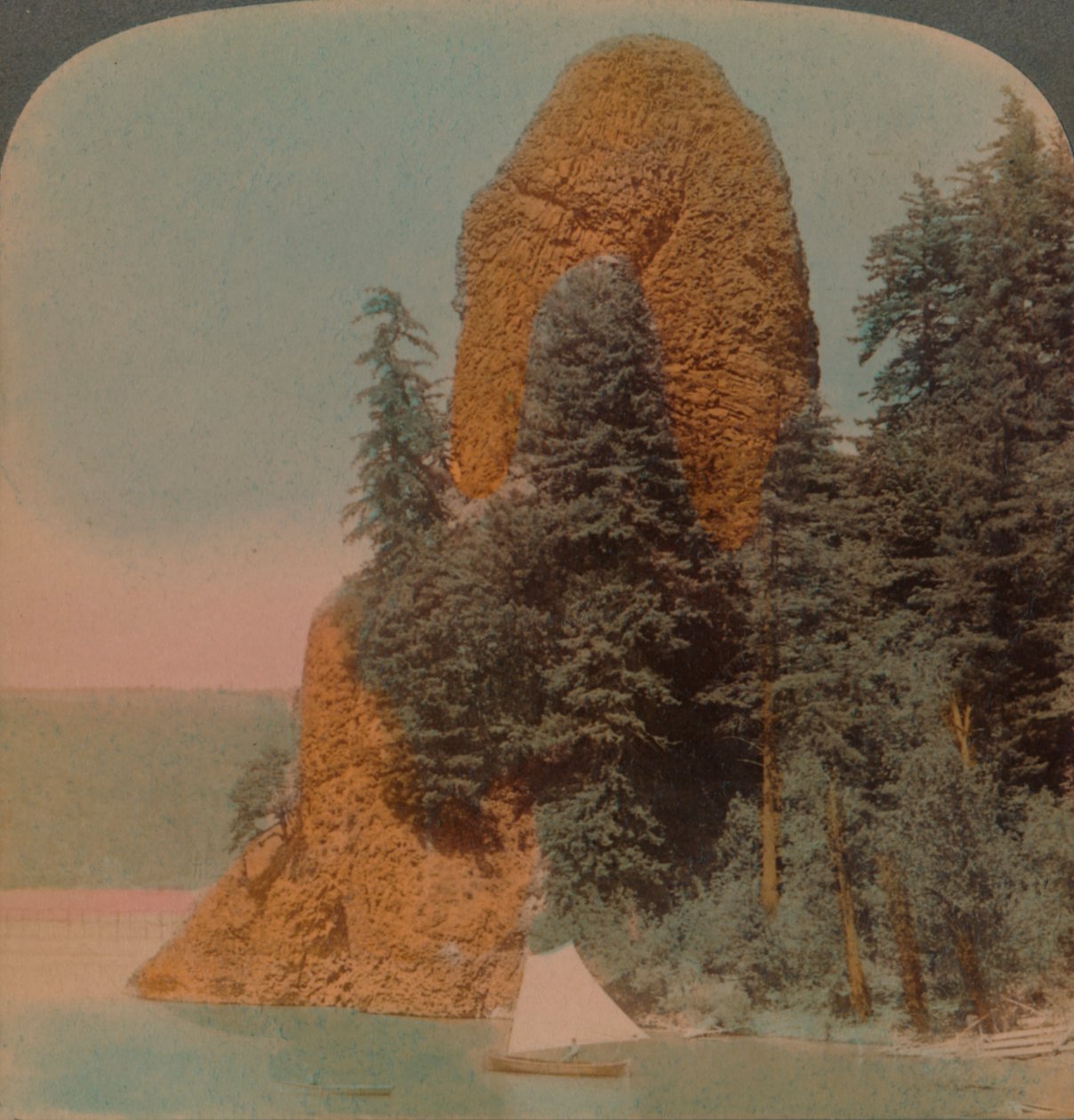 Rooster Rock, zvláštní skalní útvar podél řeky Columbia, Oregon, 1902. Umělci: Elmer Underwood, Bert Elias Underwood. od Underwood and Underwood