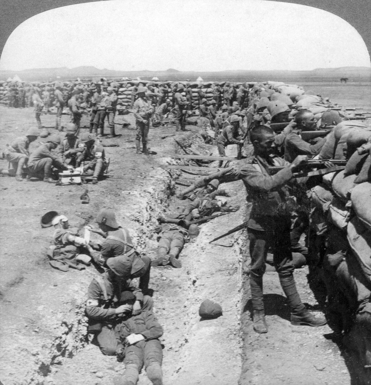 Royal Munster Fusiliers bojující u Honey Nest Kloof, Jižní Afrika, 1900. od Underwood and Underwood
