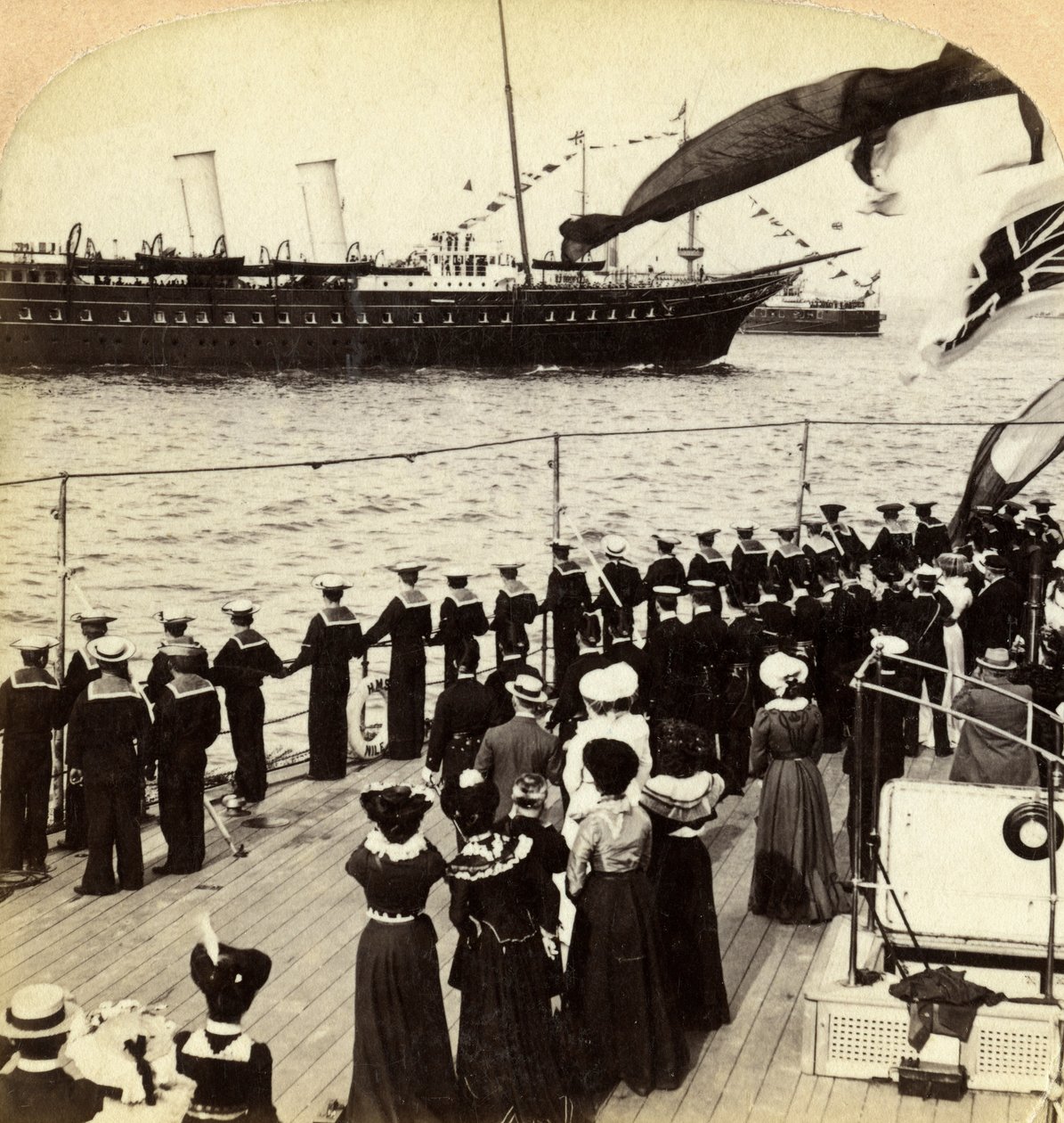 Royal Yacht míjející bitevní loď HMS Nile, Coronation Review, Spithead, Hampshire, 1902. od Underwood and Underwood
