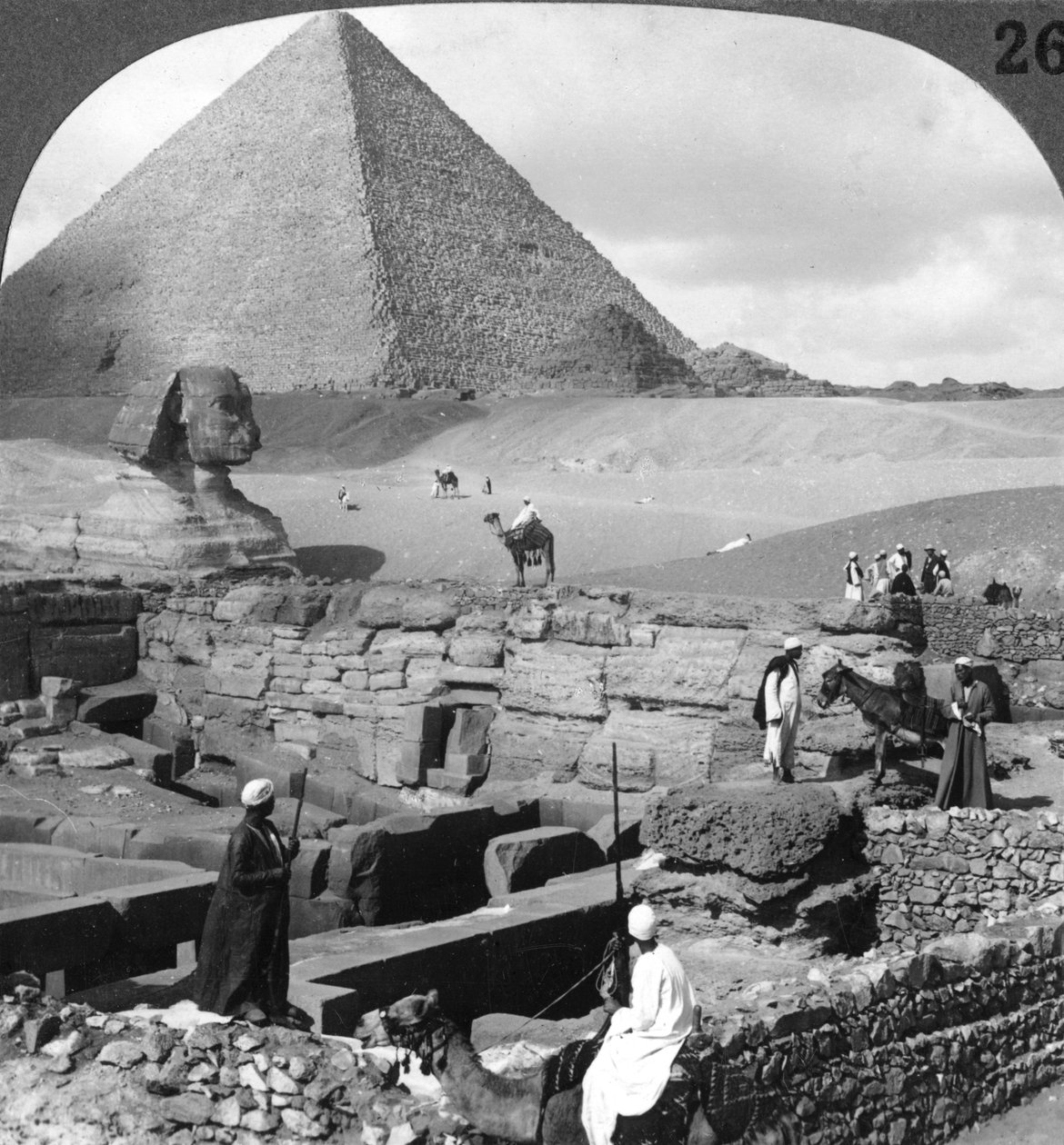Ruiny žulového chrámu, Sfinga a Velká pyramida, Egypt, 1905. od Underwood and Underwood